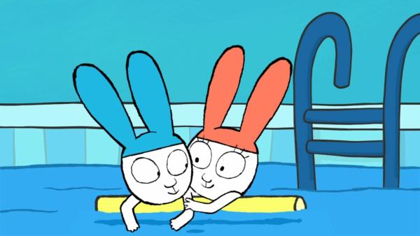 Bild 1 von 3: Mit Hilfe einer Schwimmnudel können Simon (l.) und Lou (r.) ihren ersten Sprung ins Schwimmbecken am Ende doch noch wagen.