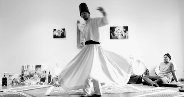 Bild 1 von 7: Derwisch Andreas Bukowski dreht sich so lange um die eigene Achse bis sein Ego leise wird und er die Stimme des Göttlichen hört. Ist das eine Art positiver Eskapismus?