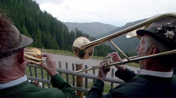 Bild 1 von 10: Im Bild: Weisenblasen im Gebirge: Melodische Rufe in die Stille des Herbstes.