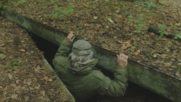 Bild 1 von 4: Abstieg in einen Bunker in Wandlitz, der für die Familien der DDR-Elite gebaut wurde.