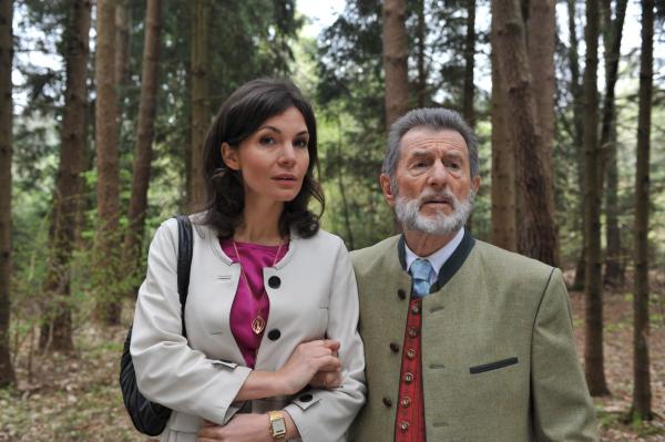 Bild 1 von 11: Patrizia (Nadine Warmuth, l.); Joseph (Klaus Münster, r.)