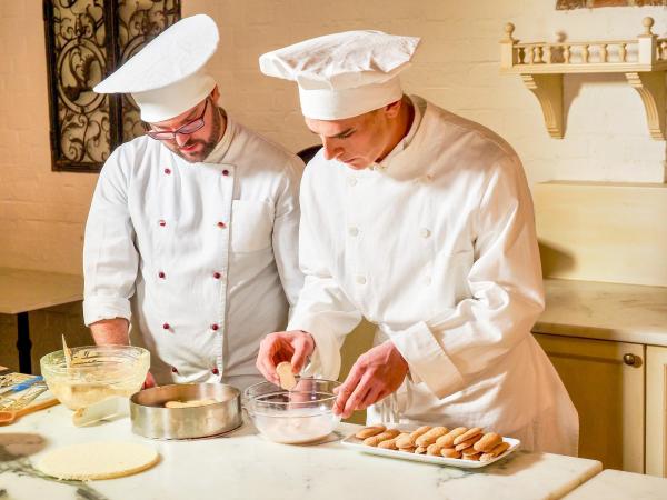 Bild 1 von 45: Im Bild: Konditoren am Werk.