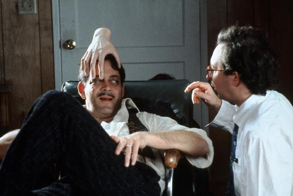 Bild 1 von 11: Wenn Gomez Addams (Raúl Juliá) gestresst ist, lässt er sich gern von der körperlosen Hand massieren.