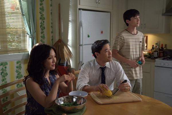 Bild 1 von 18: (v.l.n.r.) Jessica Huang (Constance Wu); Louis Huang (Randall Park); Emery Huang (Forrest Wheeler)