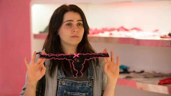 Bild 1 von 7: Bianca (Mae Whitman) hat erfahren, dass allein ihr nur eine DUFF (Designated Ugly Fat Friend) sehen..