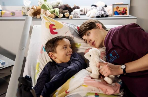 Bild 1 von 10: Sami (Maamar Abbou, l.); Dr. Theresa Koshka (Katharina Nesytowa, r.)