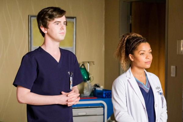 Bild 1 von 13: Im Bild: Freddie Highmore (Dr. Shaun Murphy), Antonia Thomas (Dr. Claire Browne).