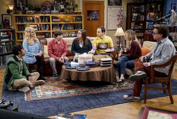 Bild 1 von 10: (v.l.n.r.) Raj (Kunal Nayyar); Bernadette (Melissa Rauch); Howard (Simon Helberg); Amy (Mayim Bialik); Sheldon (Jim Parsons); Penny (Kaley Cuoco); Leonard (Johnny Galecki)