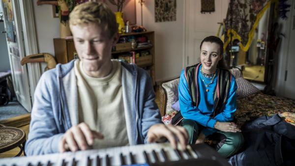 Bild 1 von 1: In der Menschenwelt interessiert sich Flora (Josephine Chavarria Højbjerg) für Lasses (Albert Rosin Harson) Gefühle gegenüber Tinka.