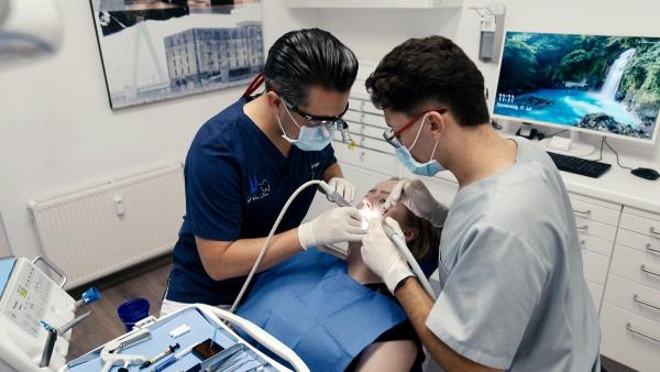 Bild 1 von 15: Im Bild: Zahnarzt und Patientin während einer Behandlung in der Praxis.