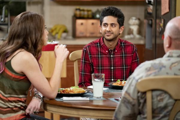 Bild 1 von 16: Lizzie (Elizabeth Alderfer, l.); Al (Adhir Kalyan, r.)