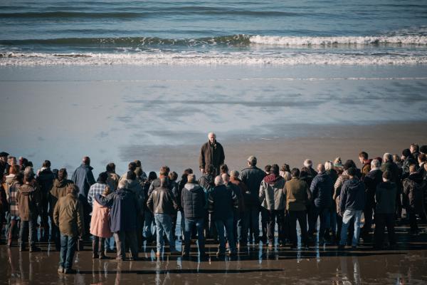 Bild 1 von 9: Die Dorfbewohner versammeln sich am Strand, um des tot aufgefundenen Cefins zu gedenken. Sein Großvater Solomon Bevan (Jonathan Pryce) hält eine Rede.