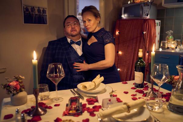 Bild 1 von 7: Anita (Anja Schneider, r.) kommt Tüffi (Daniel Zillmann, l.) näher, als es ihm lieb ist.