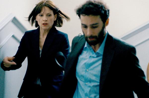 Bild 1 von 5: Bei ihrer Flucht erhalten Weiss (Veerle Baetens) und Sanjabi (Arash Marandi) Hilfe vom Security-Team - wird es ihnen gelingen, unbemerkt aus dem Hotel zu entkommen?