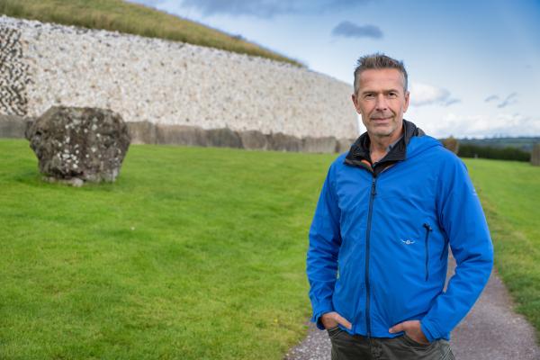 Bild 1 von 9: Älter als Stonehenge: Dirk Steffens erkundet das Steinzeitmonument Newgrange im Osten Irlands.