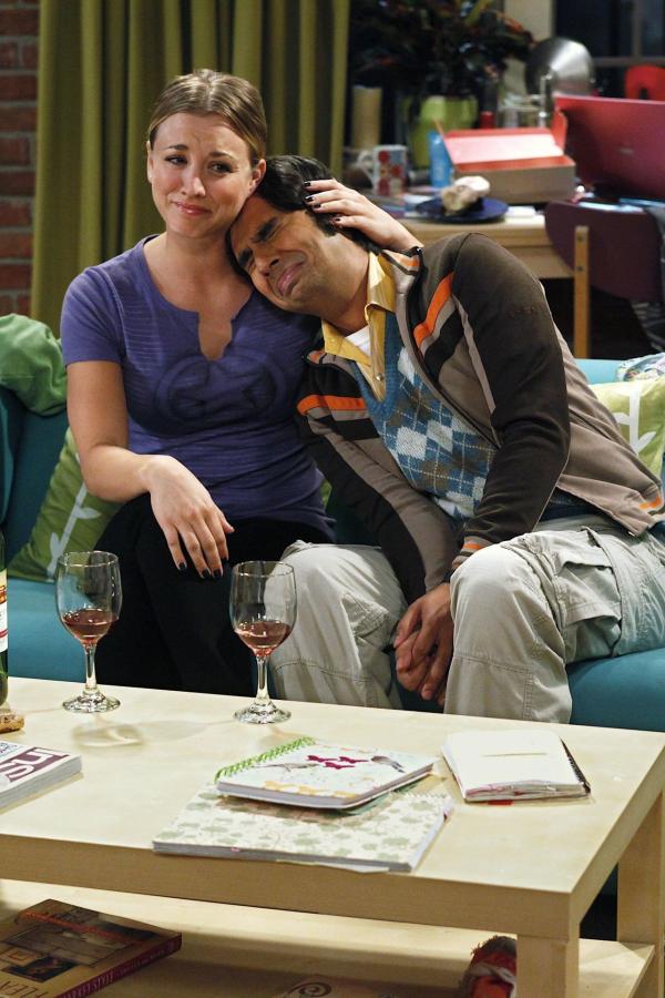 Bild 1 von 25: Raj (Kunal Nayyar, r.) ist traurig, da jeder seiner Freunde eine Freundin hat, und nur er allein ist. Penny (Kaley Cuoco, l.) beschließt daraufhin ihm eine Freundin zu suchen ...