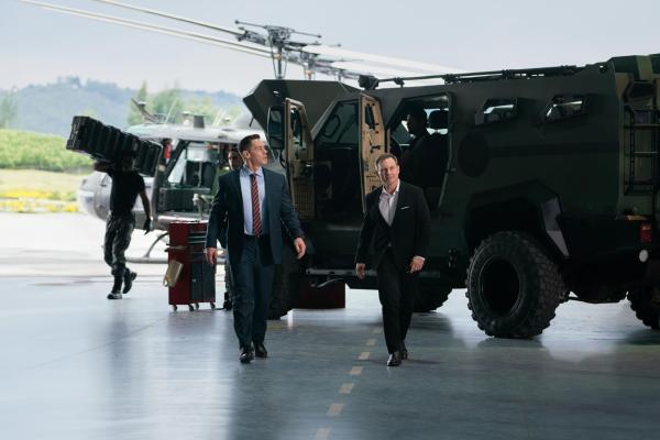 Bild 1 von 4: Mason Pettits (John Cena, l.); Sebastian Earle (Christian Slater, r.)