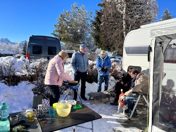Bild 1 von 7: Sonne, Glühwein und leckere Käsespätzle für echte Campingfans bei Schnee und Minusgraden