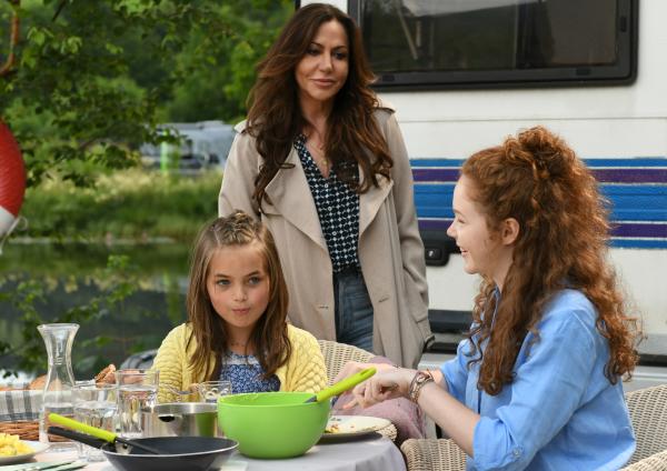 Bild 1 von 12: Fröhliche Morgenstimmung auf dem Campingplatz: Katja Baumann (Simone Thomalla, M.) stattet den Schwestern Charlotte (Lilli Schweiger, l.) und Greta (Theresia Vajkoczy, r.) einen Besuch ab.