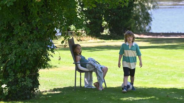Bild 1 von 4: Die Kinder der Unternehmer-Familie Brahms Anna (Rosa Wirtz, l.) und Benno (Pelle Staacken, r.) wurden Opfer eines Brandanschlages. Benno hat glücklicherweise keine Verletzungen, aber seine ältere Schwester Anna muss ins Krankenhaus.