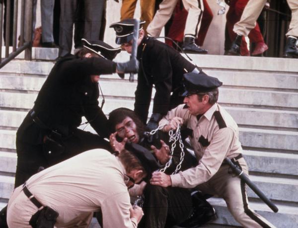 Bild 1 von 7: Cäsar (Roddy McDowall, M.) wird gefangengenommen ...
