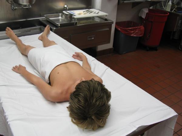 Bild 1 von 71: (4. Staffel) - Dr. Jan Garavaglia, eine der renommiertesten Pathologinnen in den USA, gibt einen Einblick in ihre Arbeit und erklärt, wie sie zusammen mit ihrem Team bei der Lösung komplizierter Mordfälle hilft und medizinische Absonderlichkeiten aufklärt.