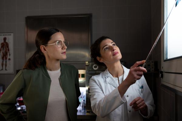 Bild 1 von 6: Rechtsmedizinerin Dr. Dimos (Anastasia Papadopoulou, r.) hat überraschende Neuigkeiten, die sie Hauptkommissarin Beck (Michaela Weingartner, l.) anhand eines Röntgenbildes erläutert.
