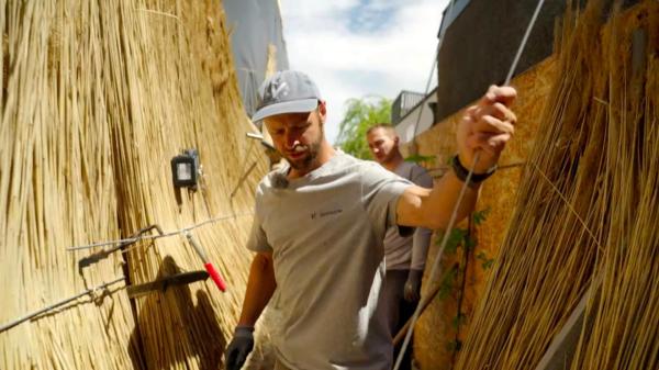 Bild 1 von 9: Im Bild: Schilfdecker am Neusiedler See - Das traditionelle Handwerk mit dem Schilf des Steppensees hat in der Region eine lange Geschichte.