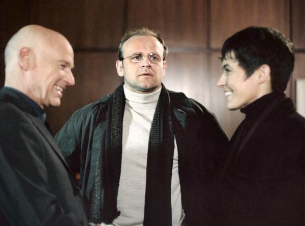 Bild 1 von 3: Tom Reisinger (Oliver Stokowski, Mitte) stellt Lena Odenthal (Ulrike Folkerts, rechts) den erfolgreichen Unternehmer Robert Franke (Dietrich Hollingerbäumer) vor.