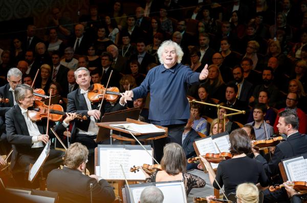 Bild 1 von 3: Seit 2024/25 ist Sir Simon Rattle Erster Gastdirigent der Tschechischen Philharmonie.