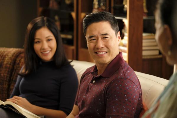 Bild 1 von 11: Jessica Huang (Constance Wu, l.); Louis Huang (Randall Park, r.)