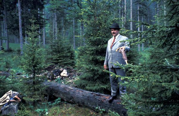 Bild 1 von 9: Theodor Hierneis (Walter Sedlmayr) besucht als erfolgreicher Unternehmer noch einmal die Stätten seines ehemaligen Wirkens und erzählt dabei aus seinen Erinnerungen.