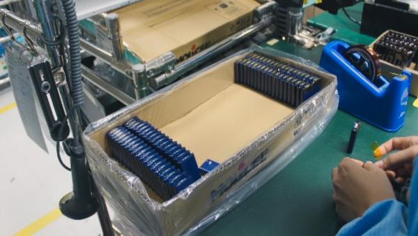 Bild 1 von 6: Im Bild: Potenzielle Gefahrenquelle: An Bord der Maschinen befanden sich Lithiumbatterien. Eine Fracht, die schon früher zu Bränden und Flugzeugabstürzen geführt hat.