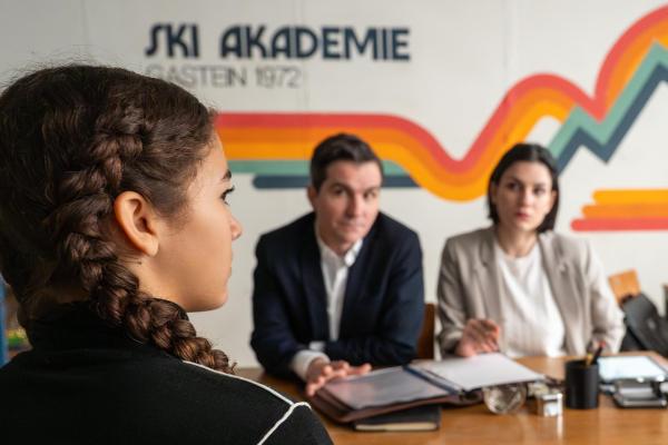 Bild 1 von 24: Im Bild (v.li.): Luna Mwezi (Nawal Ammann), Sean McDonagh (Tony), Laetitia Tourkassissian (Assistentin).