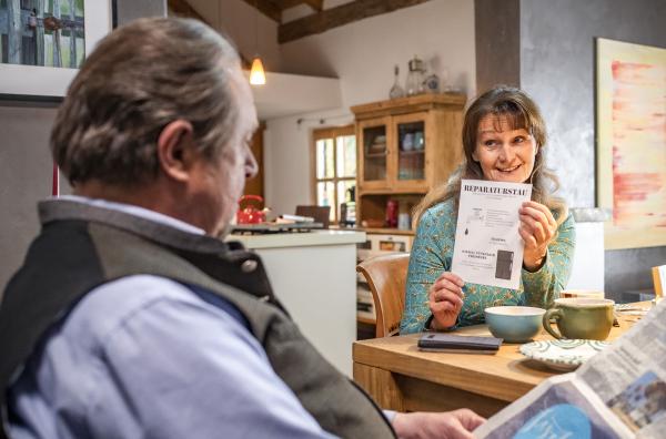 Bild 1 von 4: Frühstück im Hause Beissl: Elisabeth (Barbara Weinzierl, rechts) beschwert sich über den Reparaturstau. Beissl (Andreas Giebel, links) will nur in Ruhe seine Zeitung lesen.