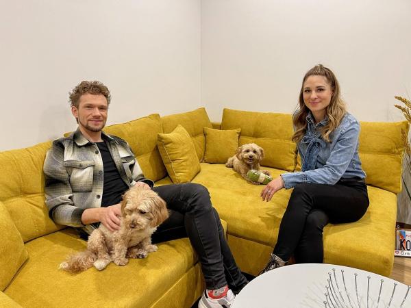 Bild 1 von 1: Im Bild: Die beiden Maltipoos Koni und Elvis stehen mit Amélie van Tass und Thommy Ten auf den großen Bühnen dieser Welt. Neben ihrem kleinen Sohn bereichern die beiden Hunde das Glück der Familie.
