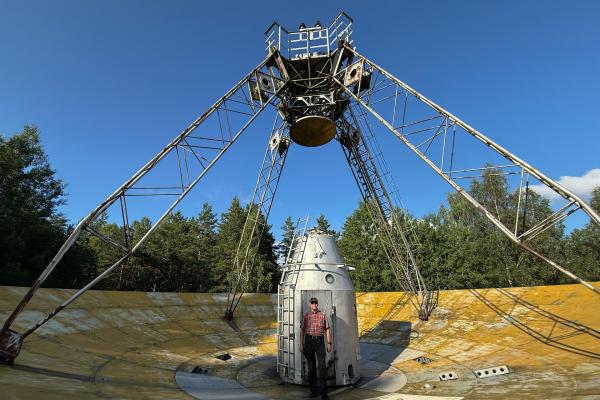 Bild 1 von 13: Youris Zhagars in der 16 Meter großen Satellitenschüssel. Mit ihr wurde der Funkverkehr der NATO-Staaten abgefangen.