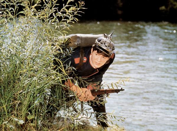 Bild 1 von 1: Lausbub Ludwig ist in die Uniform seines Freundes Sepp geschlüpft und zieht aus, die preußische Regimentsfahne zu erobern.
