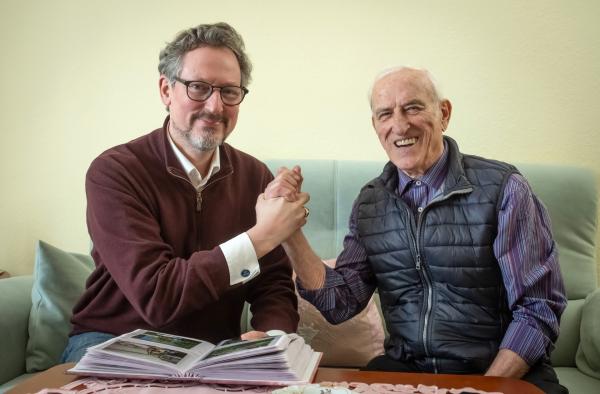 Bild 1 von 1: Super-Ager Willy Bartz (90) ist ein großes Vorbild für Dr. Eckart von Hirschhausen (l) - er will mit 90 Jahren genauso fit sein! - Kann für beide Teile verwendet werden