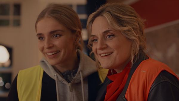 Bild 1 von 7: Die Schwestern Mina (Julie Van den Steen, l.) und Babs (Ruth Beeckmans, r.) freuen sich, dass die ganze Familie Weihnachten nun doch zusammen verbringen kann.