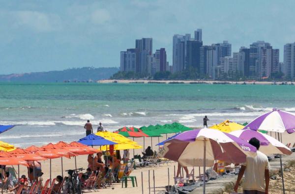 Bild 1 von 3: Der Strand Boa Viagem ist sieben Kilometer lang und eine der Hauptattraktionen Recifes.