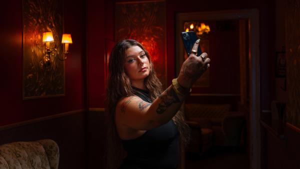 Bild 1 von 13: Defne ist Influencerin und fordert mehr Toleranz für sich und ihre queere Communitiy.