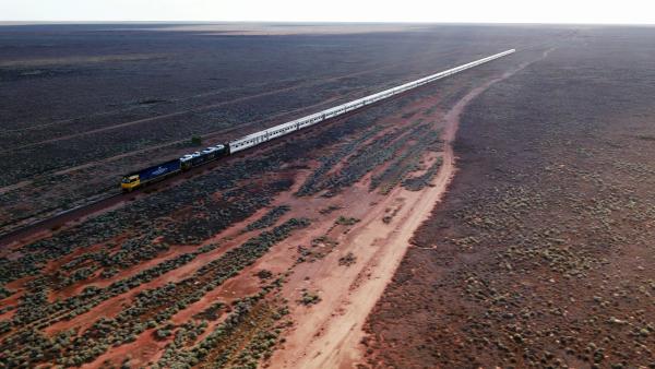 Bild 1 von 3: Endlose Weite: Der Indian Pacific auf dem Weg durch die Nullarbor-Ebene.