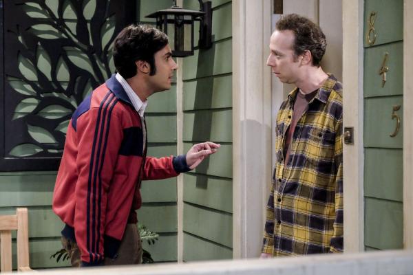 Bild 1 von 20: Während Sheldon und Leonard mal wieder aneinander geraten, entbrennt ein weiterer Konflikt zwischen Raj (Kunal Nayyar, l.) und Stuart (Kevin Sussman, r.): Wer leistet die besseren Vorbereitungen für Bernadette und Howards Baby?