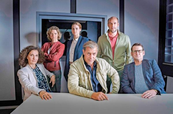 Bild 1 von 18: Im Bild (v.li.): Proschat Madani (Dr. Hilke Zobel), Anjorka Strechel (Tomke Jenssen), Julia E. Lenska (Nina Weiss), Sven Martinek (Finn Kiesewetter), Christoph Tomanek (Dr. Henning Strahl), Ingo Naujoks (Lars Englen).