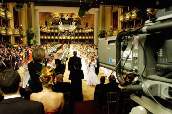 Bild 1 von 10: Im Bild: Thomas Schäfer-Elmayer , Einmarsch der Debütanten und Debütantinnen.