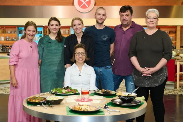 Bild 1 von 12: Gruppenfoto von links: Kandidaten Lisa Comploi, Alina Habert, Moderatorin Zora Klipp, Jurorin Sarah Henke, Kandidaten Stefan Buchner, Hajo Fritsch und Christine Dietrich