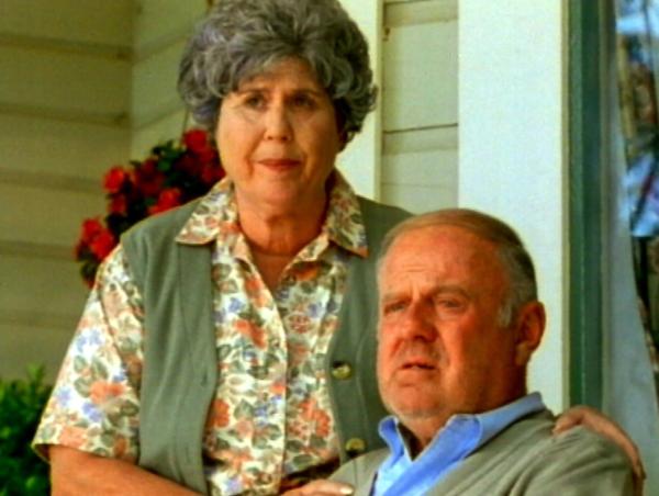 Bild 1 von 4: Chester (Dick Van Patten) trauert noch immer um seinen verstorbenen Schach-Freund Walt. Chesters Ehefrau Mary (Helen Siff) gibt sich Mühe, Chester wieder auf andere Gedanken zu bringen.