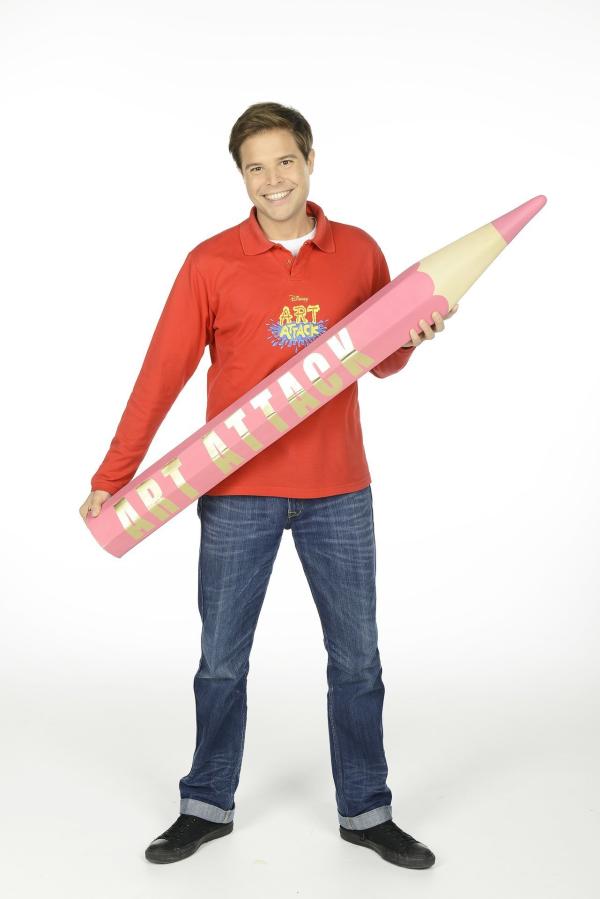 Bild 1 von 14: Stifte, Kleber, fertig, los! Das große Basteln beginnt wieder - mit brandneuen Folgen von Art Attack. Moderator Nicolás Artajo führt die kleinen Zuschauer in seine bunte Bastelwelt und verwandelt Alltagsgegenstände in tolle Kunstwerke. Er zeigt, wie man mit wenigen Hilfsmitteln wunderschöne Projekte umsetzt. Damit seine Zuschauer es ihm gleichtun können, wird jeder Handgriff genau erklärt. Schritt für Schritt zeigt Disney Art Attack, wie man aus unscheinbaren Haushaltsgegenständen wie leeren Küchenpapierrollen, Pappkartons, leeren Joghurtbechern und Zeitungspapier die tollsten Sachen zaubert. Dabei wird nicht nur die Fantasie der kleinen Zuschauer angeregt, auch die kreativen und motorischen Fähigkeiten werden gefördert. Nicolás hat sich auch für die elfte Staffel wieder einiges vorgenommen: Neben Big-Band-Instrumenten, einer Piratentaverne aus Holzstäbchen oder dreidimensionalen Hügelbildern und einem Lenker-Clown für den Roller oder das Fahrrad werden auch fliegende Topfpflanzen nachgebastelt.