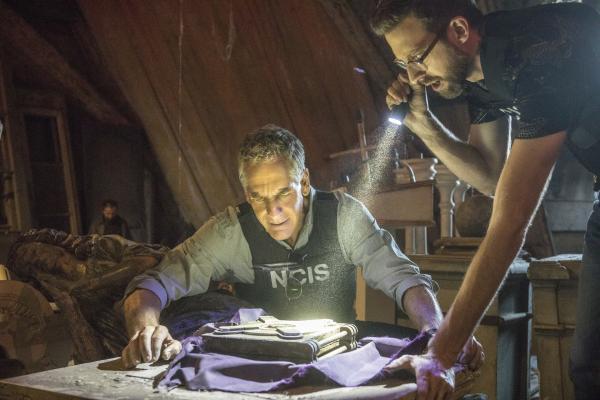 Bild 1 von 9: Ihre Ermittlungen im Mordfall eines Navy-Captains führen Dwayne Pride (Scott Bakula, l.) und Sebastian Lund (Rob Kerkovich, r.) tief in die Vergangenheit ...
